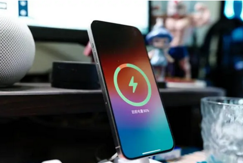 月湖苹果15换屏服务分享用什么充电器给iPhone15充电更好 